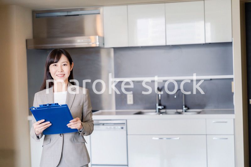 物件の案内をする不動産会社の女性