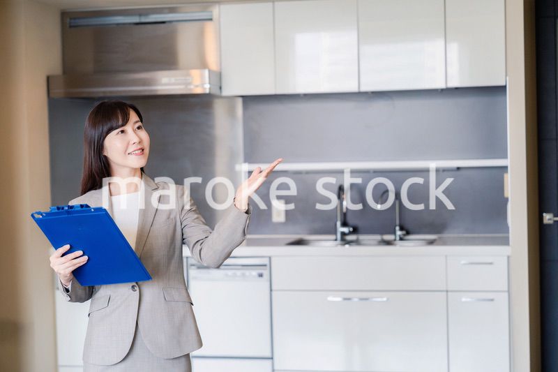 物件の案内をする不動産会社の女性