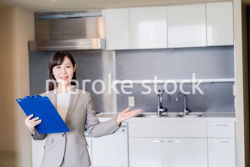 物件の案内をする不動産会社の女性