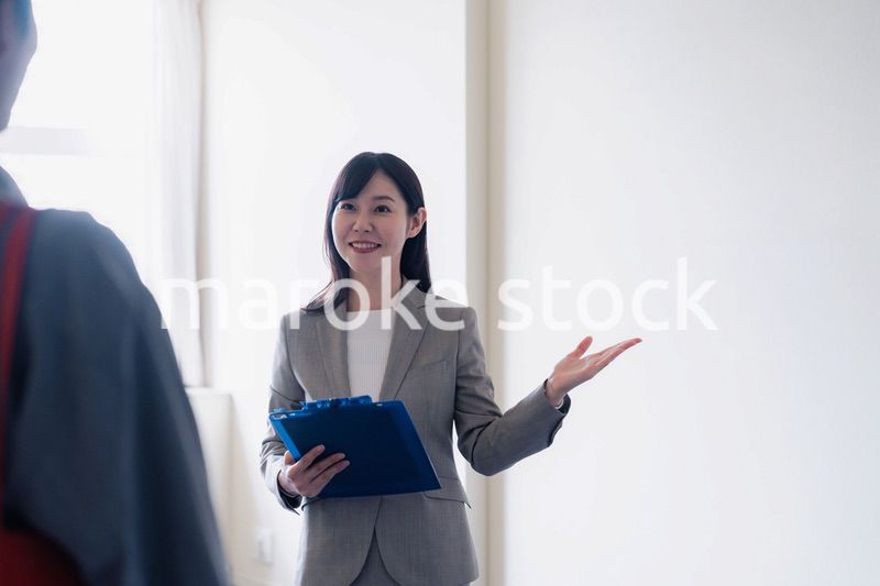 賃貸住宅の内見をする若い男性