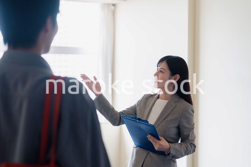 賃貸住宅の内見をする若い男性