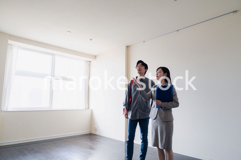 賃貸住宅の内見をする若い男性