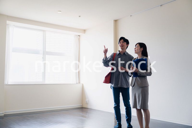 賃貸住宅の内見をする若い男性