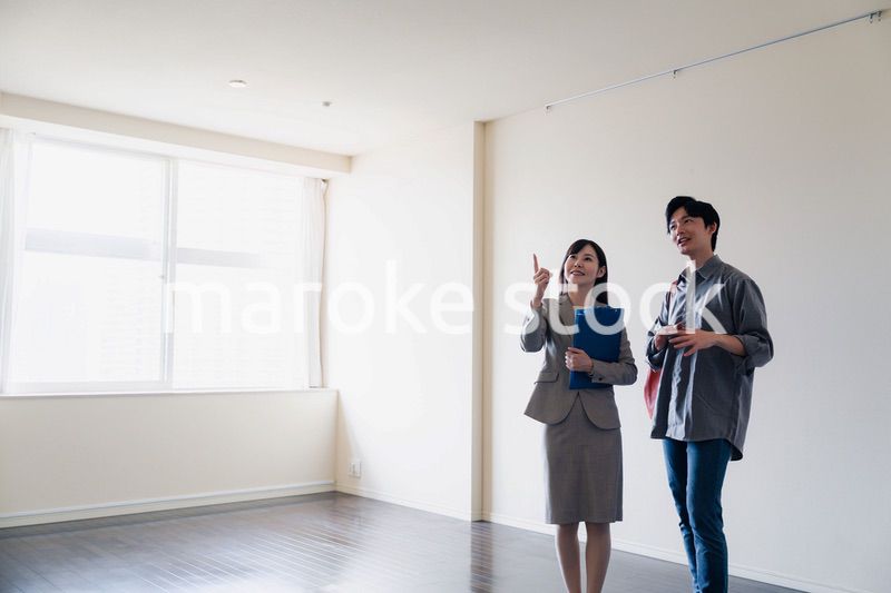 賃貸住宅の内見をする若い男性