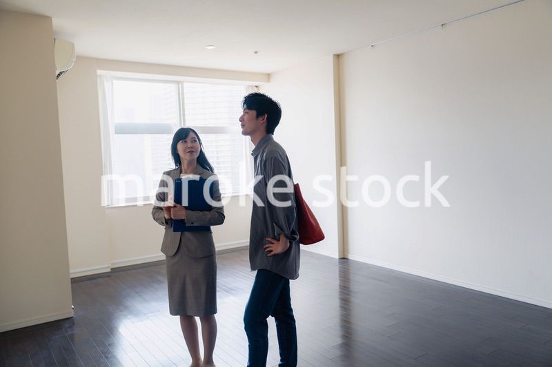 賃貸住宅の内見をする若い男性