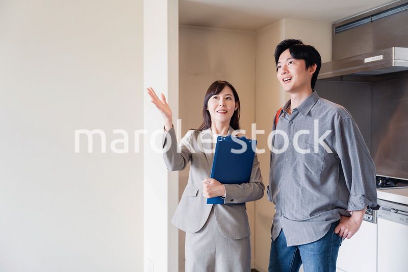 賃貸住宅の内見をする若い男性