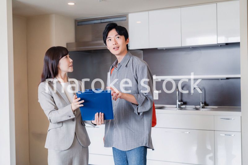 賃貸住宅の内見をする若い男性