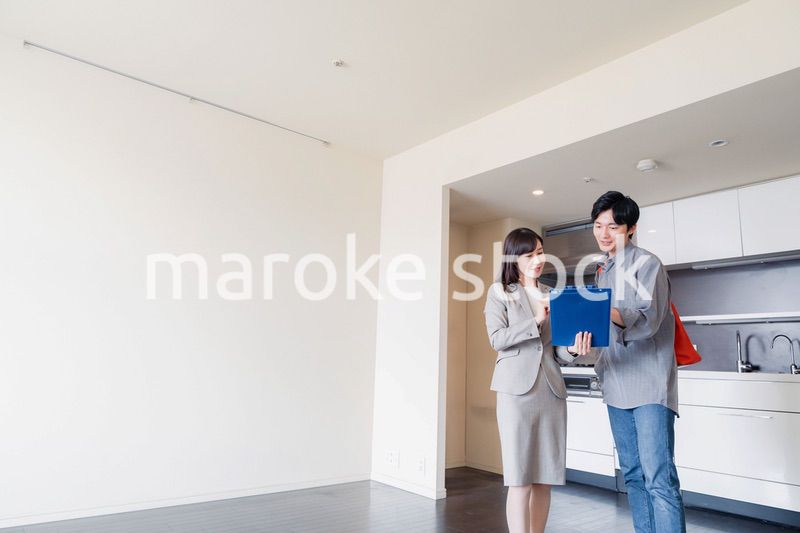 賃貸住宅の内見をする若い男性