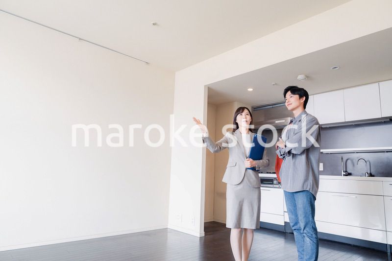 賃貸住宅の内見をする若い男性