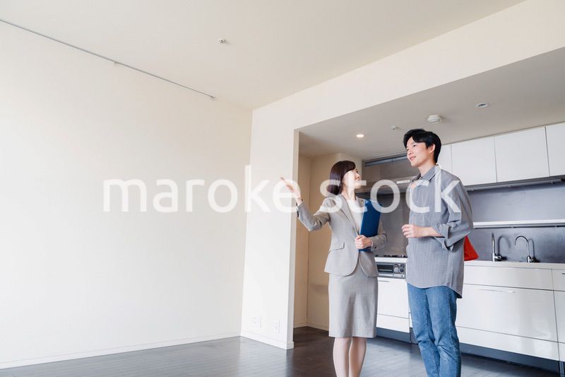 賃貸住宅の内見をする若い男性