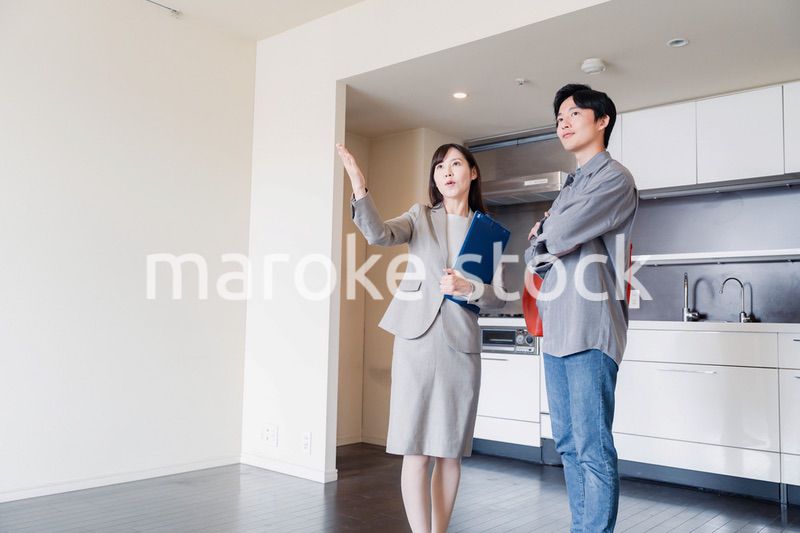 賃貸住宅の内見をする若い男性