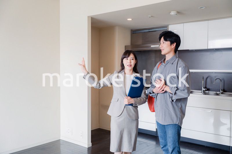 賃貸住宅の内見をする若い男性