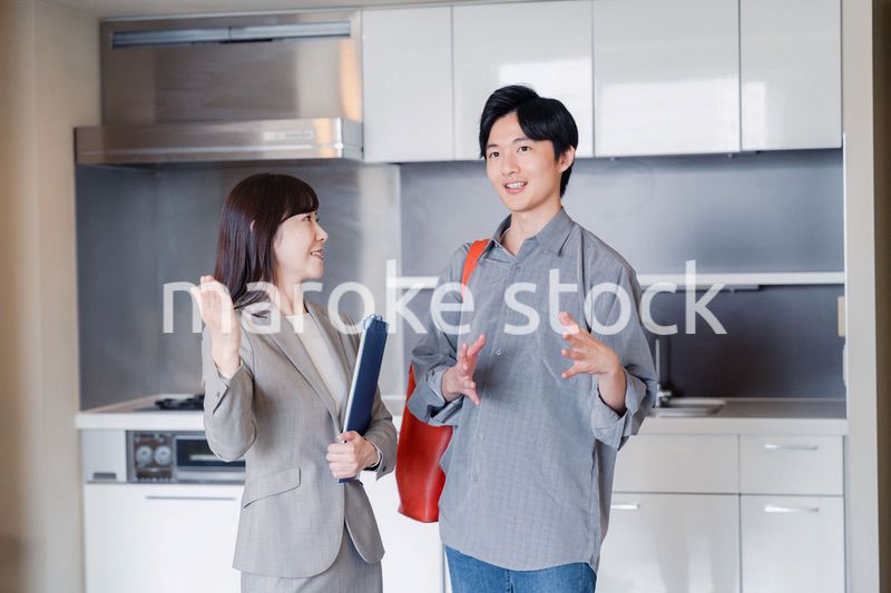 賃貸住宅の内見をする若い男性