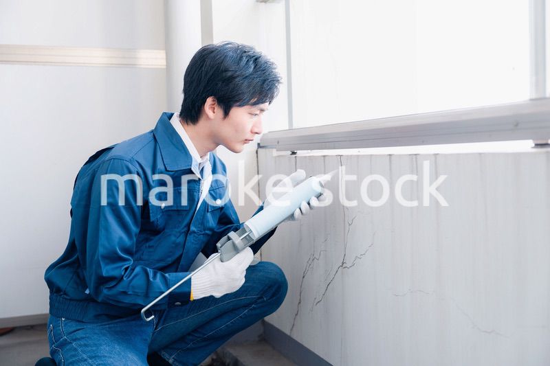外壁の補修をする男性作業員