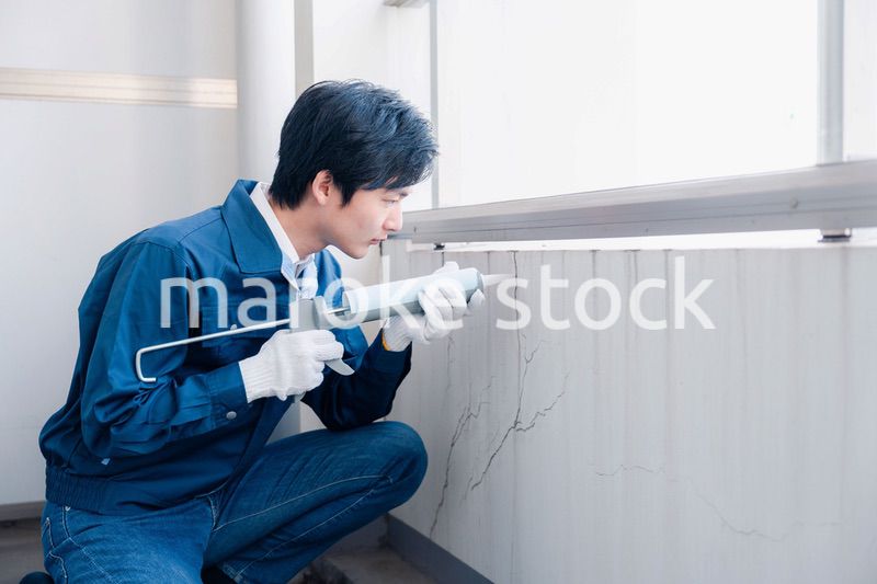 外壁の補修をする男性作業員