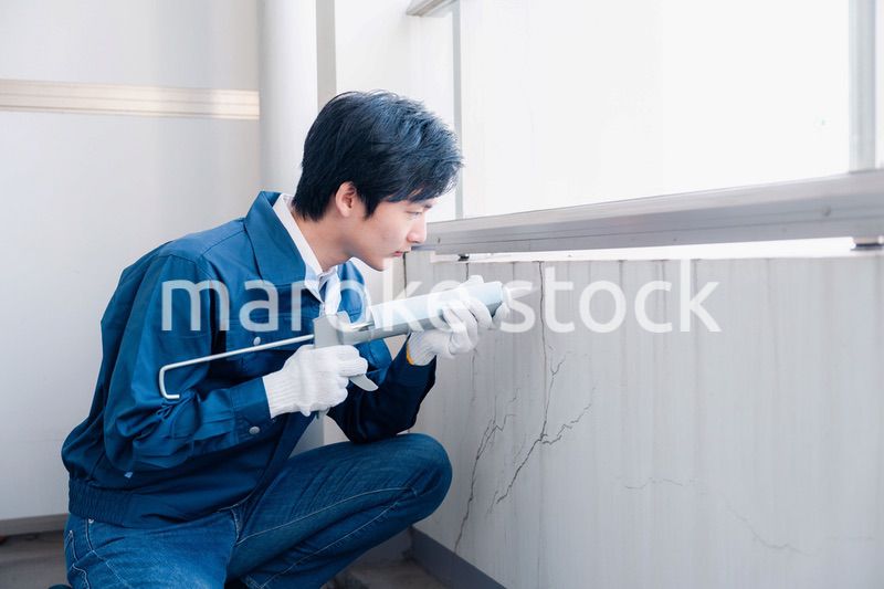 外壁の補修をする男性作業員