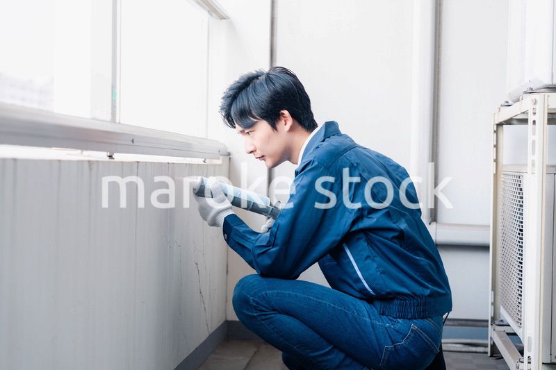 外壁の補修をする男性作業員