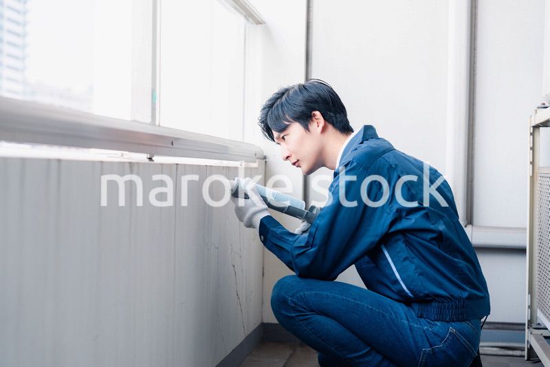 外壁の補修をする男性作業員