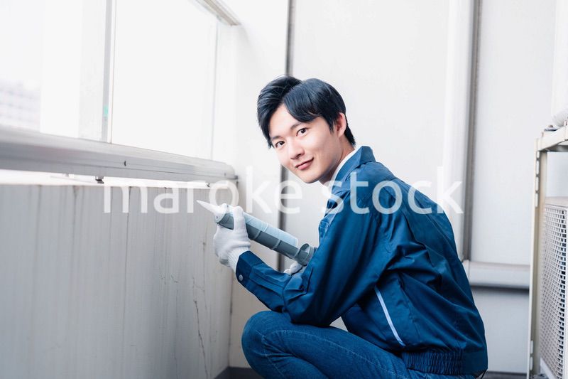 外壁の補修をする男性作業員