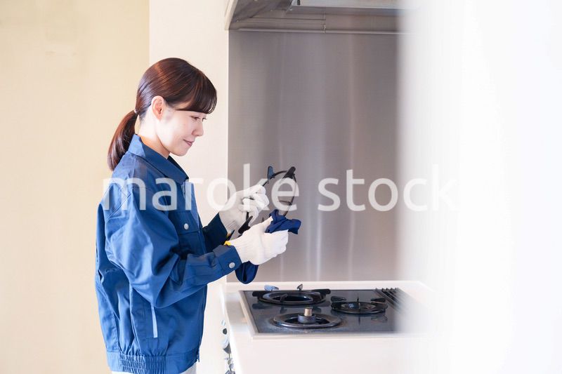 ハウスクリーニングをする女性のスタッフ