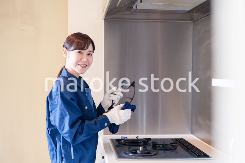 ハウスクリーニングをする女性のスタッフ