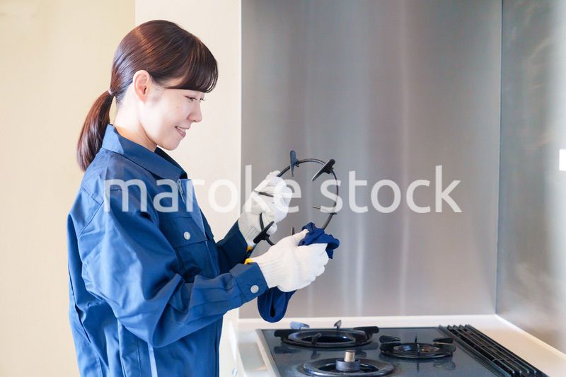 ハウスクリーニングをする女性のスタッフ