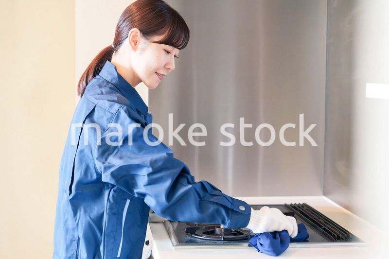 ハウスクリーニングをする女性のスタッフ