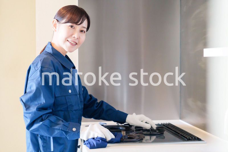 ハウスクリーニングをする女性のスタッフ