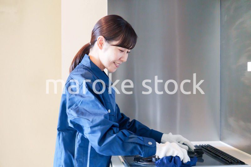 ハウスクリーニングをする女性のスタッフ