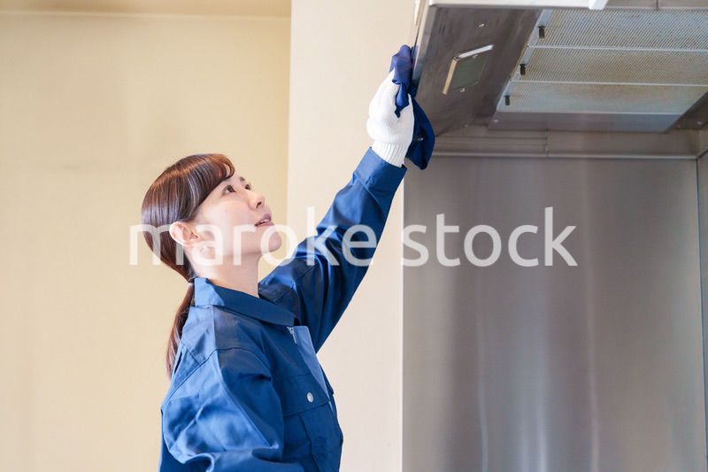 ハウスクリーニングをする女性のスタッフ