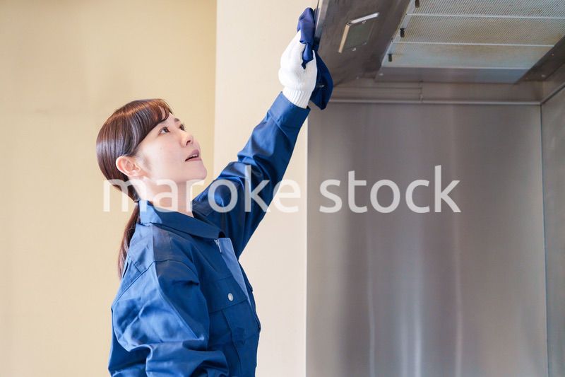 ハウスクリーニングをする女性のスタッフ