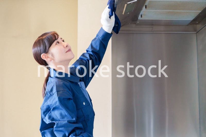 ハウスクリーニングをする女性のスタッフ