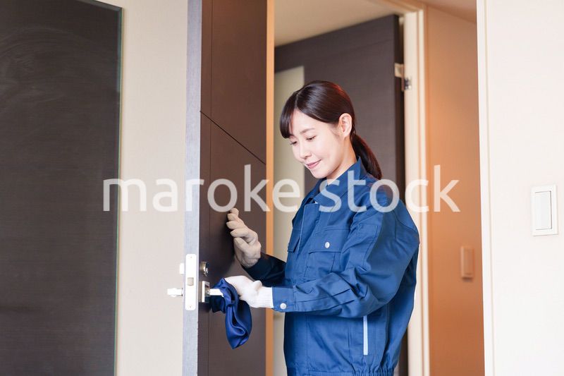 ハウスクリーニングをする女性のスタッフ