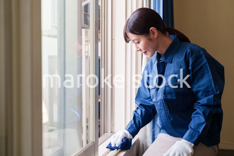 ハウスクリーニングをする女性のスタッフ