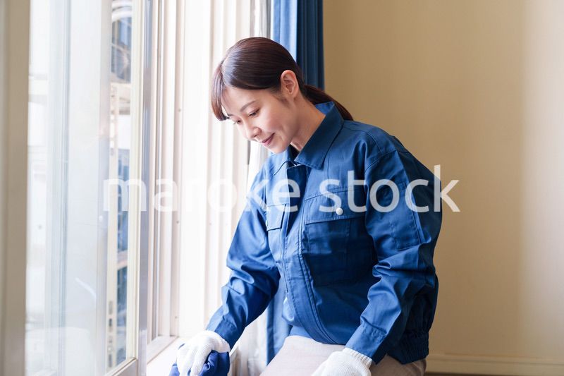 ハウスクリーニングをする女性のスタッフ