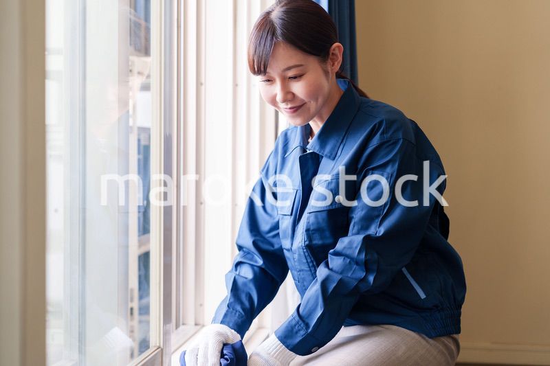 ハウスクリーニングをする女性のスタッフ