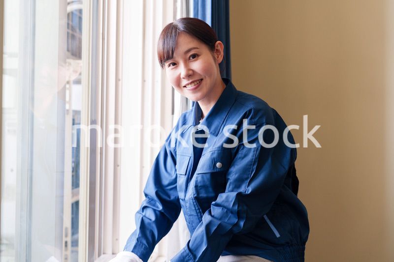 ハウスクリーニングをする女性のスタッフ