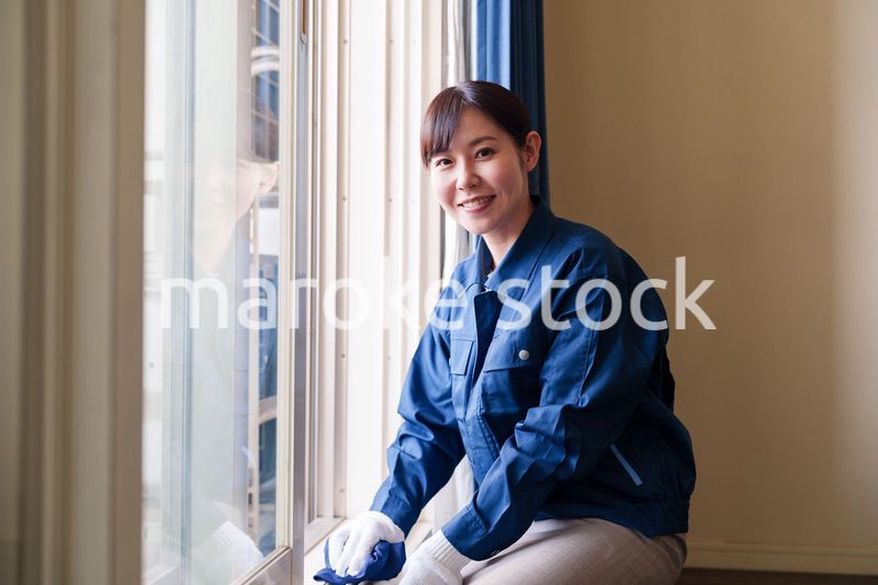 ハウスクリーニングをする女性のスタッフ