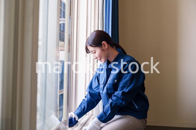 ハウスクリーニングをする女性のスタッフ