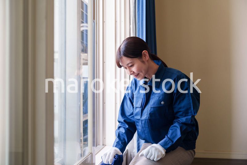 ハウスクリーニングをする女性のスタッフ