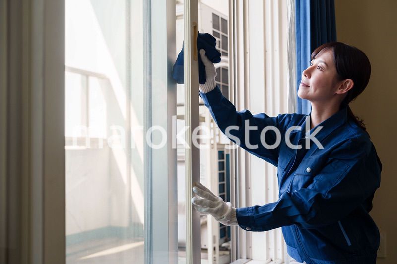 ハウスクリーニングをする女性のスタッフ