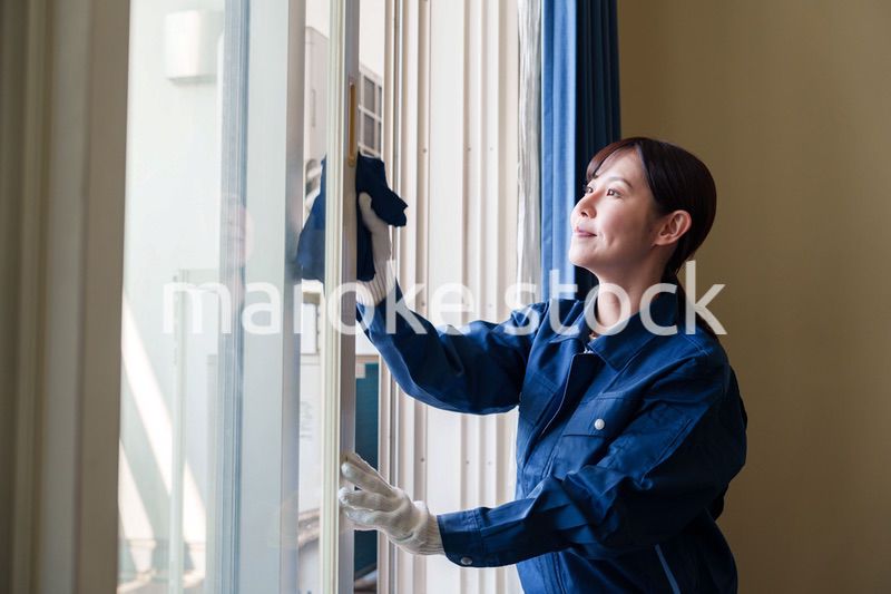 ハウスクリーニングをする女性のスタッフ