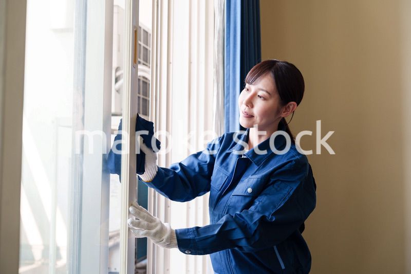 ハウスクリーニングをする女性のスタッフ