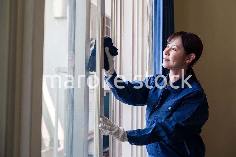 ハウスクリーニングをする女性のスタッフ