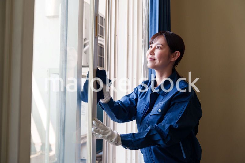 ハウスクリーニングをする女性のスタッフ