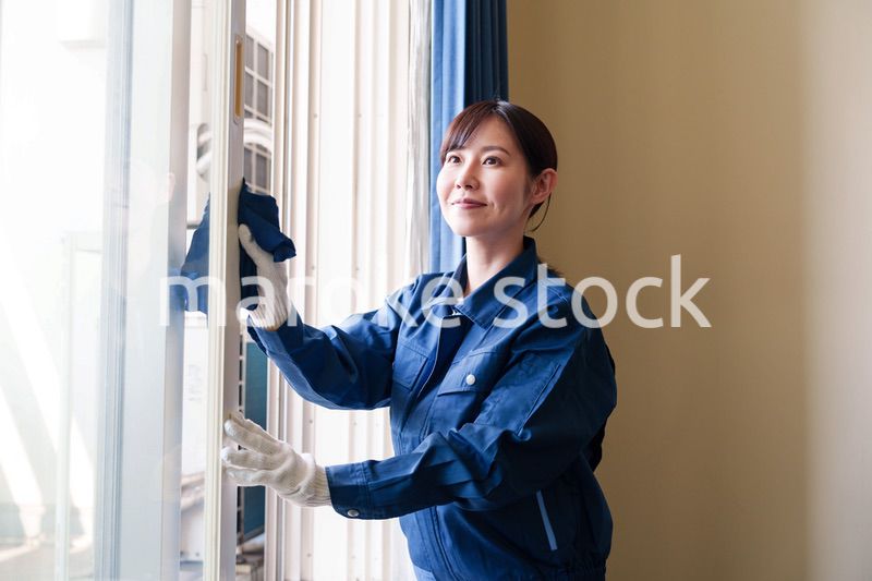 ハウスクリーニングをする女性のスタッフ