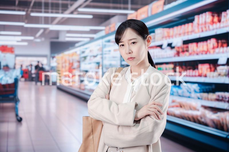 スーパーで物価高に苦しむ女性