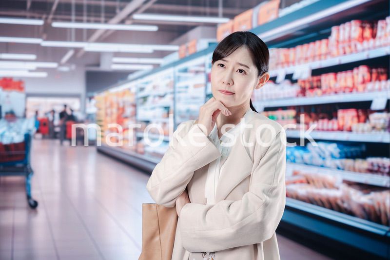 スーパーで物価高に苦しむ女性