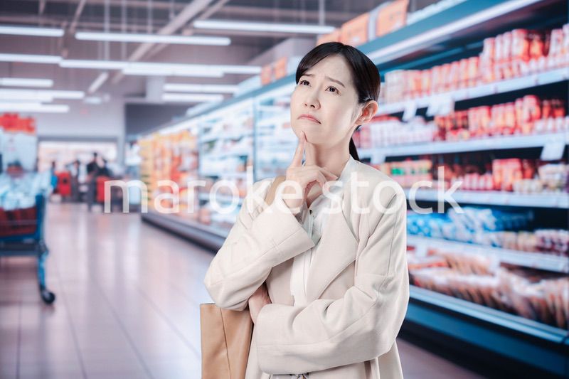 スーパーで物価高に苦しむ女性