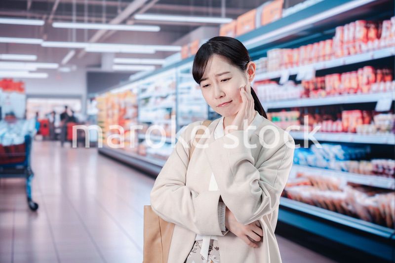 スーパーで物価高に苦しむ女性